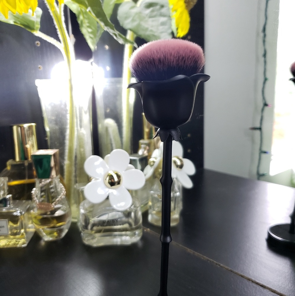 Wet N Wild Limited Edition Rose Blush Brush